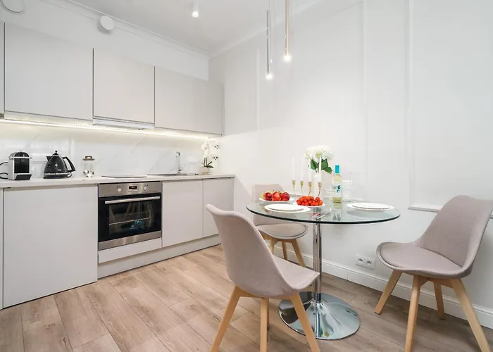 Close-urban Chic - Luxury At Mennica Apartment Warsaw